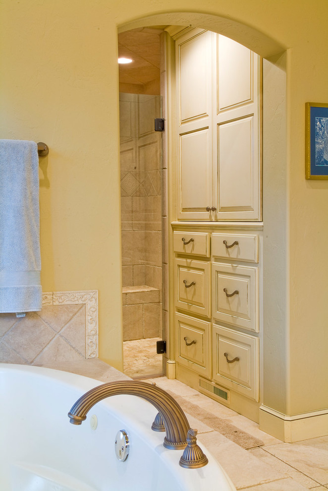 Idéer för ett stort klassiskt en-suite badrum, med släta luckor, beige skåp, ett hörnbadkar, en dusch i en alkov, beige kakel, keramikplattor, beige väggar, klinkergolv i keramik, granitbänkskiva, beiget golv och dusch med gångjärnsdörr