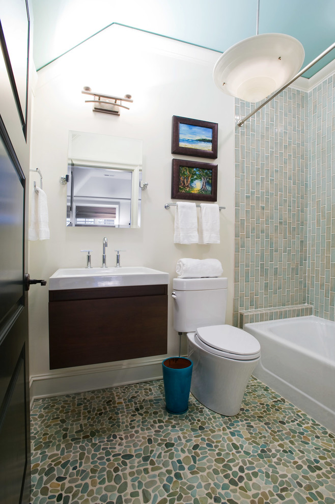 Foto på ett litet eklektiskt badrum med dusch, med ett väggmonterat handfat, släta luckor, skåp i mörkt trä, ett badkar i en alkov, en dusch i en alkov, blå kakel, vita väggar, klinkergolv i småsten, keramikplattor, en toalettstol med separat cisternkåpa, flerfärgat golv och dusch med duschdraperi