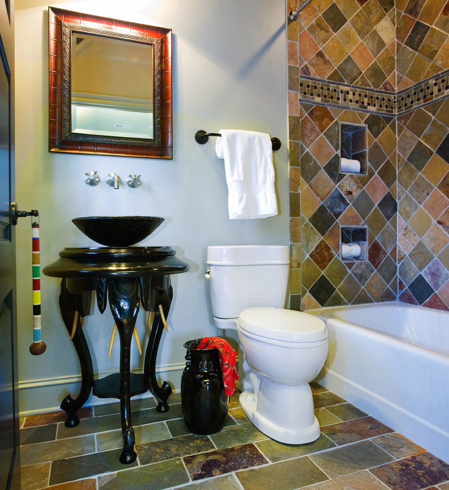 Cette image montre une petite salle de bain principale bohème avec une vasque, une baignoire en alcôve, un combiné douche/baignoire, WC séparés, un carrelage marron, un carrelage de pierre, un sol en ardoise, une cabine de douche avec un rideau, un mur blanc et un sol multicolore.