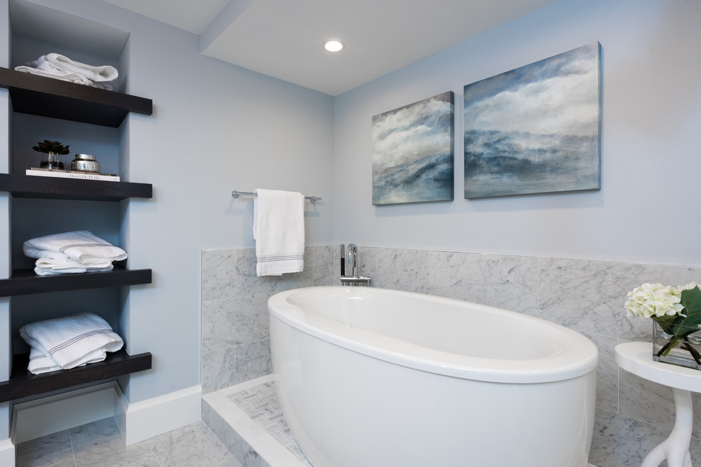 Klassisches Badezimmer mit profilierten Schrankfronten, dunklen Holzschränken, freistehender Badewanne, Eckdusche, grauen Fliesen, Porzellan-Bodenfliesen, grauem Boden, Falttür-Duschabtrennung und weißer Waschtischplatte in Miami