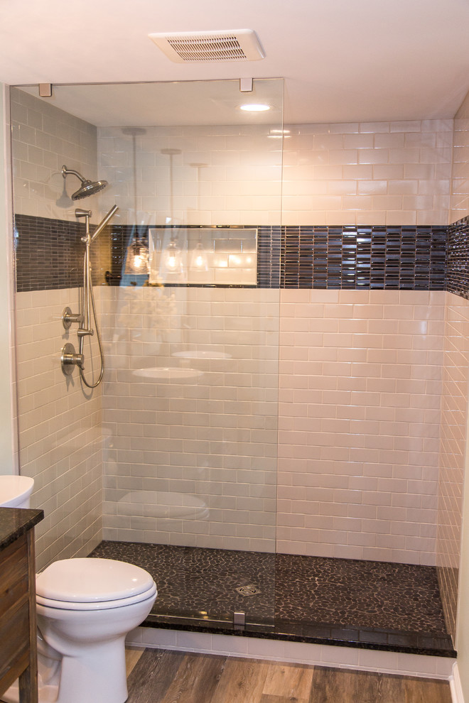 Idéer för att renovera ett mellanstort vintage badrum med dusch, med möbel-liknande, skåp i slitet trä, en dusch/badkar-kombination, vit kakel, keramikplattor, grå väggar, vinylgolv, ett fristående handfat, granitbänkskiva, brunt golv och med dusch som är öppen