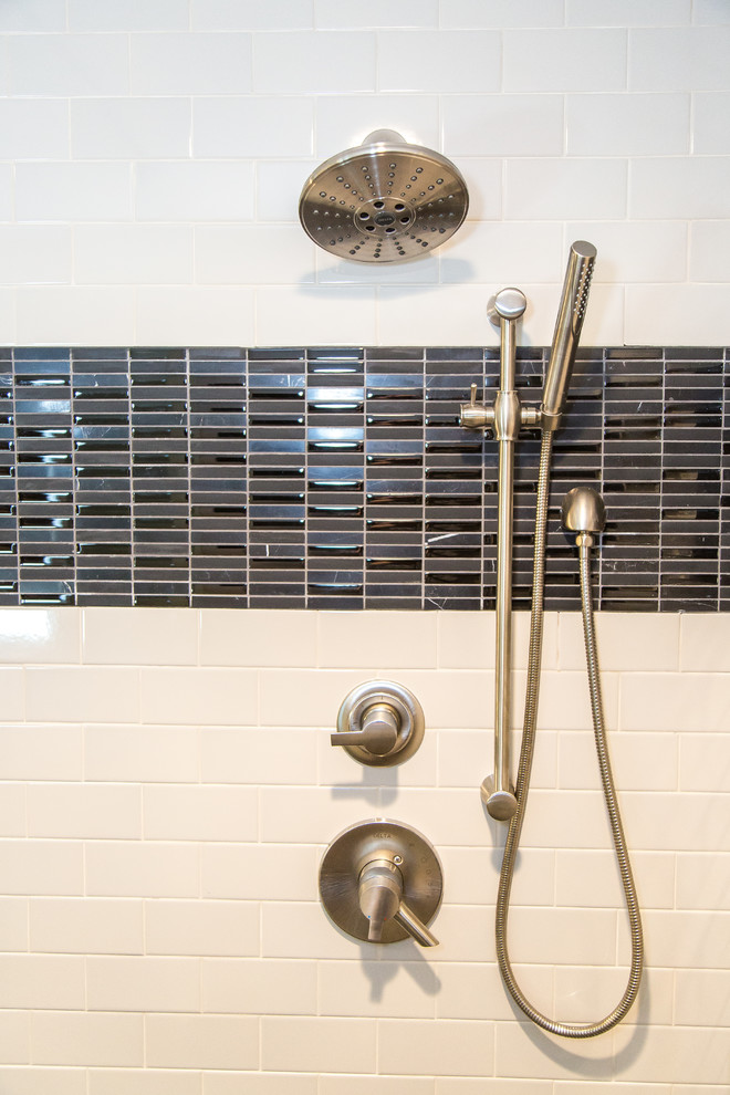 Idéer för mellanstora vintage badrum med dusch, med möbel-liknande, skåp i slitet trä, en dusch/badkar-kombination, vit kakel, keramikplattor, grå väggar, vinylgolv, ett fristående handfat, granitbänkskiva, brunt golv och med dusch som är öppen
