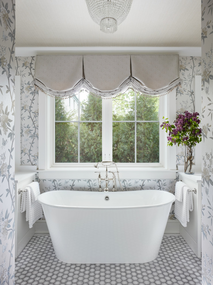 Ejemplo de cuarto de baño principal y gris y blanco clásico renovado grande con bañera exenta