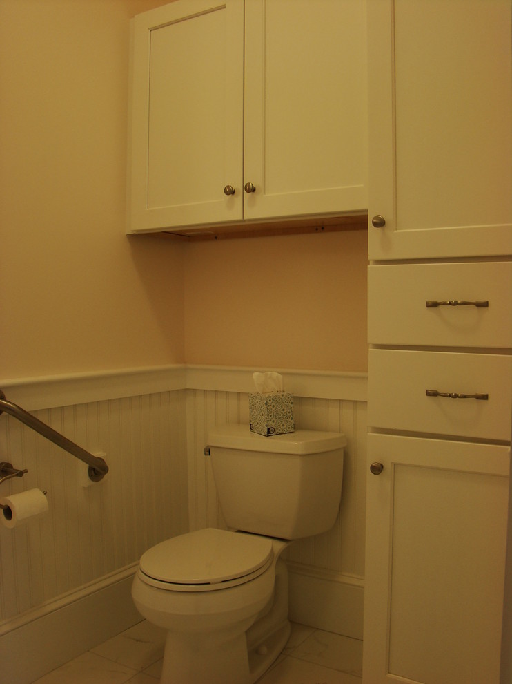 Idéer för mellanstora vintage badrum med dusch, med ett väggmonterat handfat, skåp i shakerstil, vita skåp, granitbänkskiva, en dusch i en alkov, en toalettstol med separat cisternkåpa, vit kakel, keramikplattor och klinkergolv i keramik