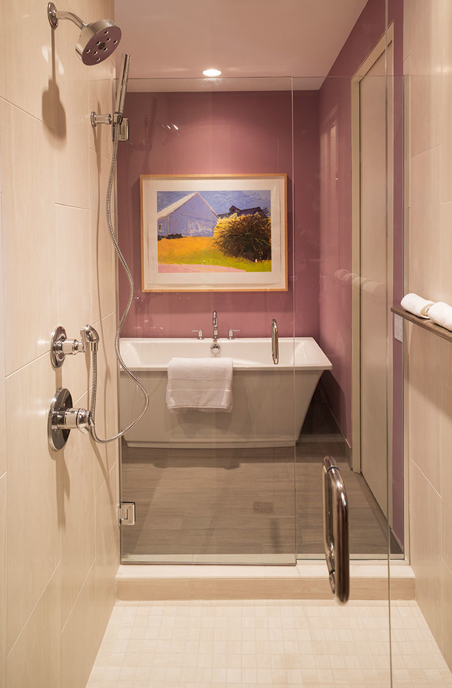 Cette image montre une salle de bain principale traditionnelle avec un carrelage beige, un mur rose, un sol en bois brun et une baignoire indépendante.