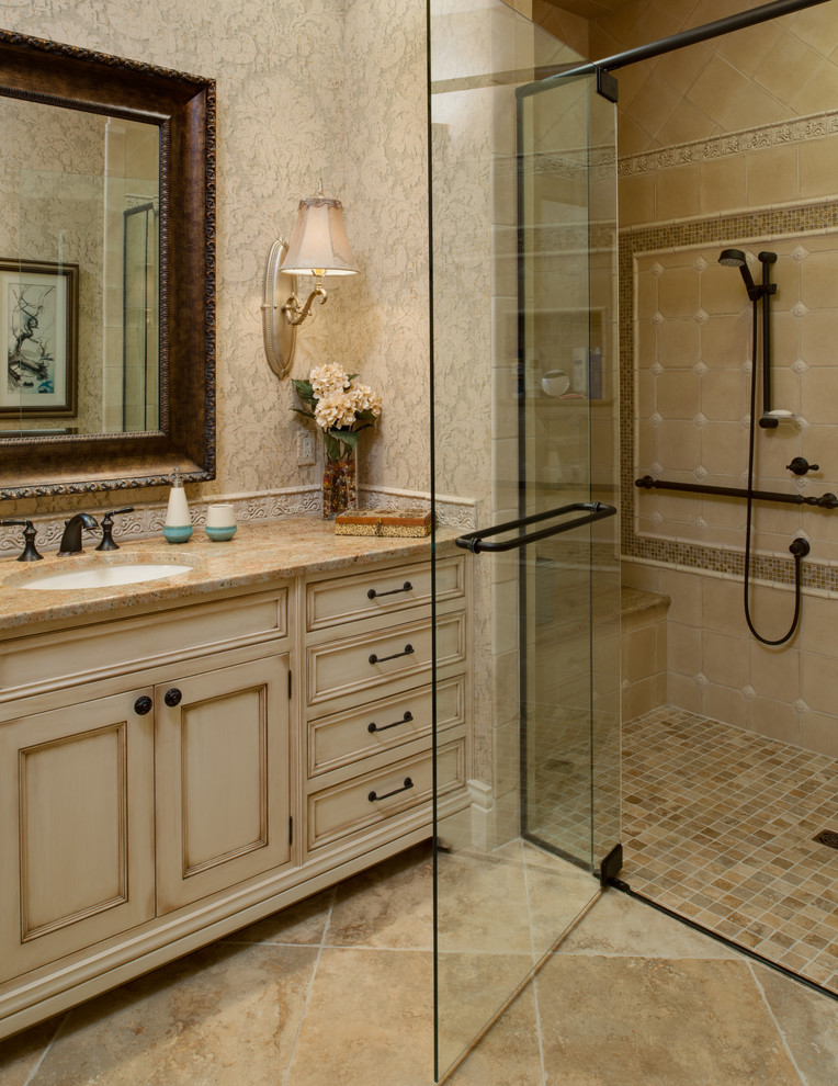 Immagine di una stanza da bagno con piastrelle beige, piastrelle in gres porcellanato, pareti bianche e top in granito