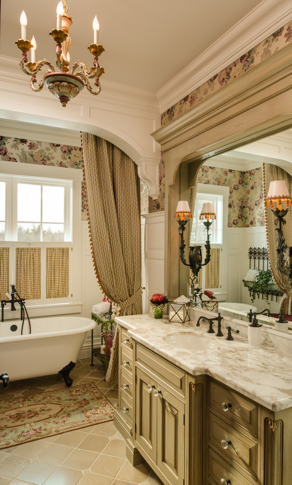 Aménagement d'une salle de bain classique avec un carrelage beige, des carreaux de porcelaine, un mur blanc et un plan de toilette en granite.
