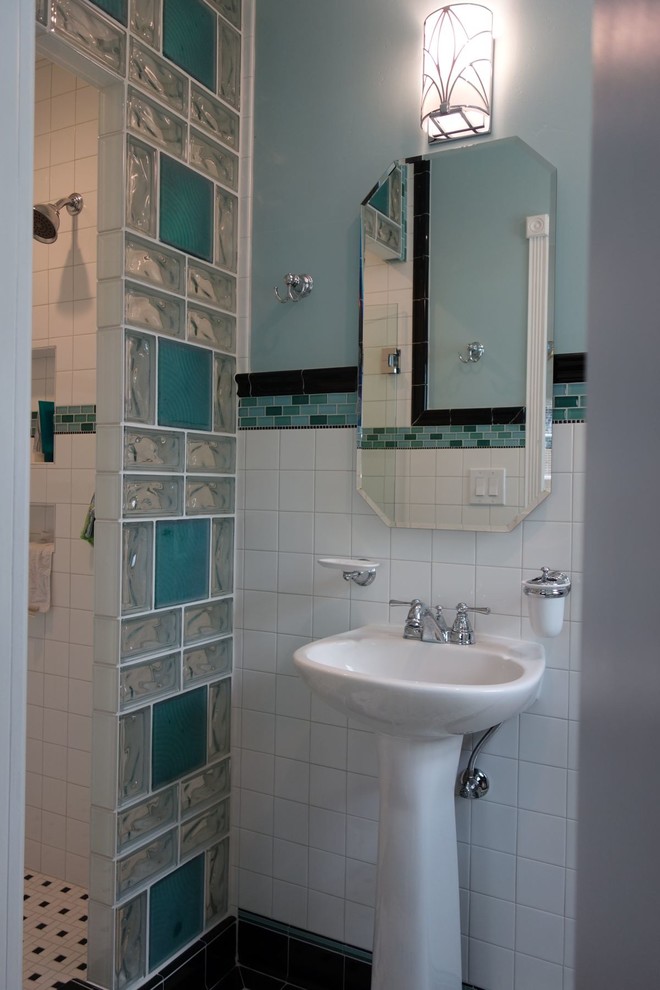 Idee per una piccola stanza da bagno padronale costiera con doccia alcova, piastrelle di vetro, pareti verdi e piastrelle bianche