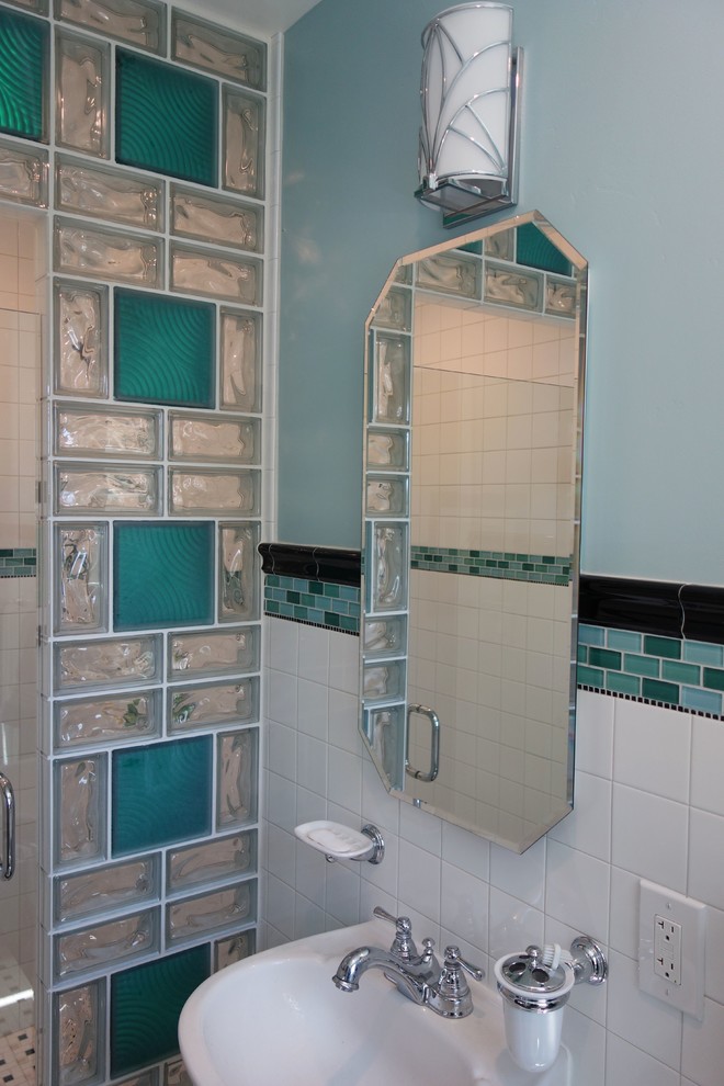 Idee per una piccola stanza da bagno padronale stile marino con doccia alcova, piastrelle verdi, piastrelle di vetro e pareti verdi