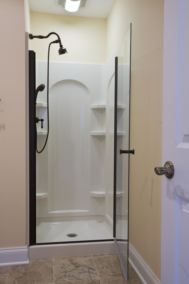 Cette photo montre une petite salle de bain montagne en bois brun avec une vasque, un placard avec porte à panneau surélevé, un plan de toilette en bois, WC séparés, un carrelage beige, des carreaux de porcelaine, un mur beige et un sol en carrelage de porcelaine.