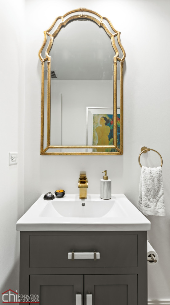 На фото: большая главная ванная комната в современном стиле с черными фасадами, отдельно стоящей ванной, унитазом-моноблоком, серой плиткой, цементной плиткой, серыми стенами, мраморным полом, врезной раковиной, столешницей из искусственного кварца, белым полом, белой столешницей, тумбой под две раковины и встроенной тумбой