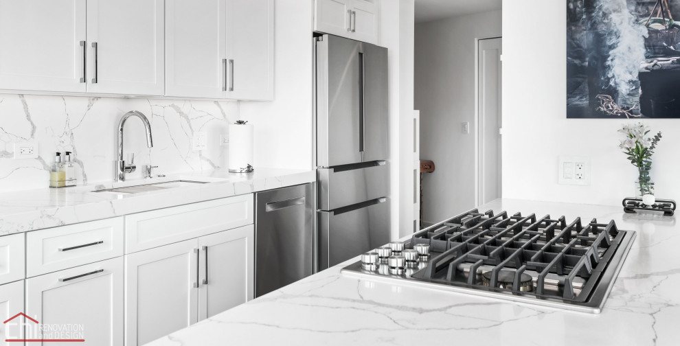 Foto di una grande cucina design con ante nere, pavimento in marmo e pavimento bianco