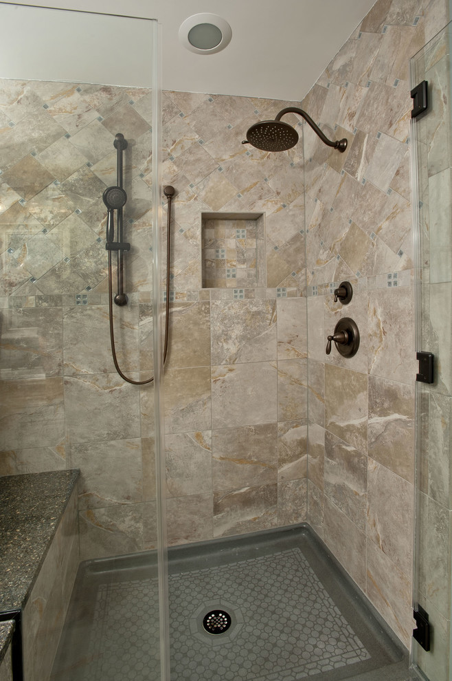 Idee per una stanza da bagno padronale tradizionale con doccia ad angolo, piastrelle multicolore e pareti multicolore
