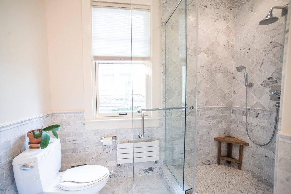 Klassisches Badezimmer En Suite mit Eckdusche, grauen Fliesen und weißer Wandfarbe in Washington, D.C.