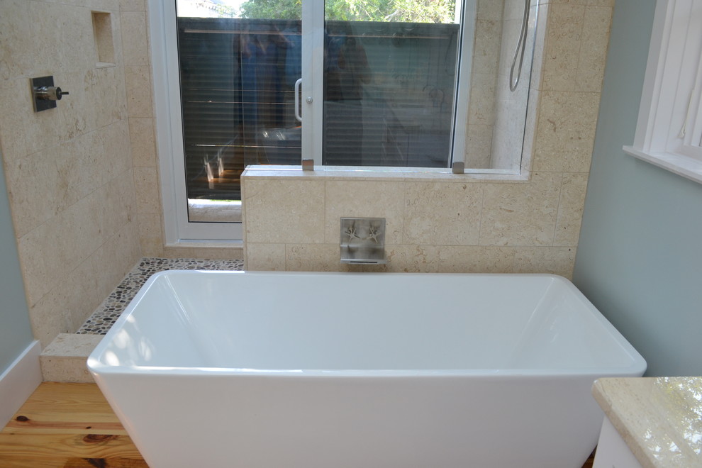 Inredning av ett klassiskt badrum, med skåp i shakerstil, vita skåp, ett fristående badkar och en öppen dusch