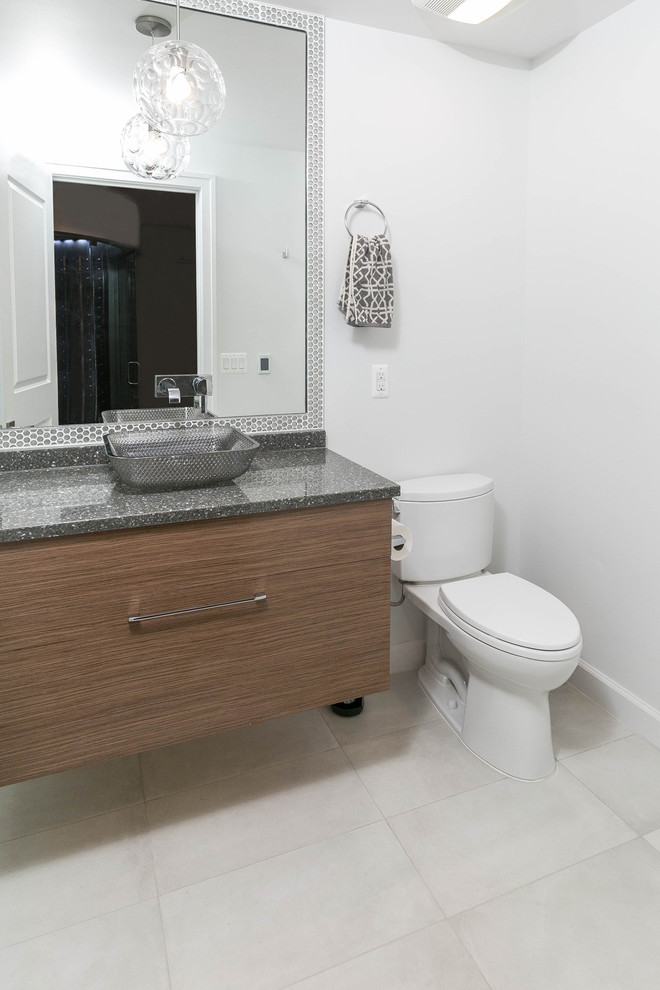 Idéer för mellanstora funkis badrum med dusch, med släta luckor, skåp i mellenmörkt trä, en toalettstol med separat cisternkåpa, vita väggar, klinkergolv i keramik, ett fristående handfat, bänkskiva i kvarts och beiget golv