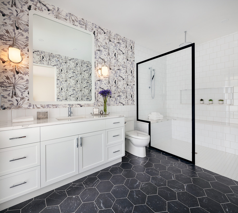 Bild på ett retro badrum, med vita skåp, klinkergolv i porslin, en toalettstol med separat cisternkåpa, ett undermonterad handfat och grått golv