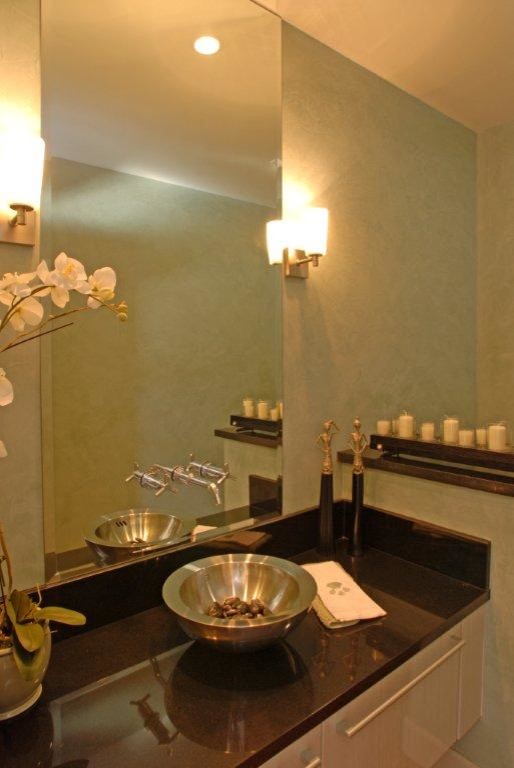 Foto di una stanza da bagno con doccia minimal di medie dimensioni con ante lisce, ante bianche, pareti blu, lavabo a bacinella, top in granito, piastrelle verdi, WC monopezzo, pavimento beige e doccia aperta