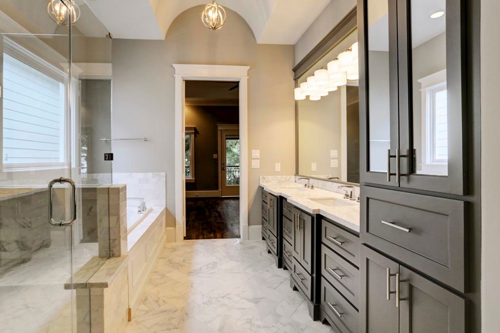 Inspiration för mellanstora klassiska en-suite badrum, med luckor med infälld panel, grå skåp, ett platsbyggt badkar, en öppen dusch, grå kakel, stenkakel, grå väggar, marmorgolv, ett undermonterad handfat och marmorbänkskiva