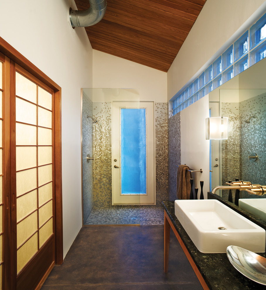 Idéer för ett litet modernt badrum med dusch, med en öppen dusch, glaskakel, vita väggar, betonggolv och ett konsol handfat