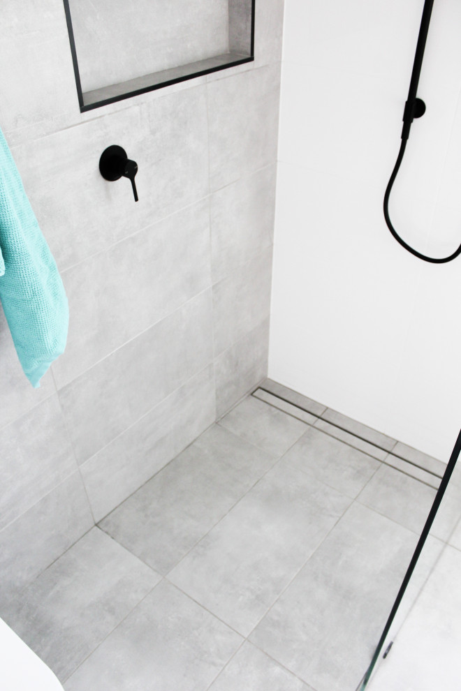 Idéer för att renovera ett litet funkis flerfärgad flerfärgat en-suite badrum, med möbel-liknande, skåp i mörkt trä, en öppen dusch, en toalettstol med hel cisternkåpa, vit kakel, keramikplattor, grå väggar, klinkergolv i porslin, ett fristående handfat, träbänkskiva, grått golv och med dusch som är öppen