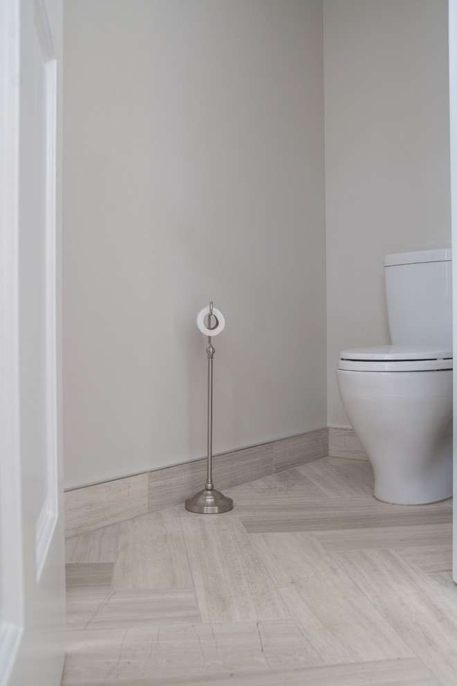 Пример оригинального дизайна: главная ванная комната среднего размера в стиле неоклассика (современная классика) с фасадами в стиле шейкер, темными деревянными фасадами, отдельно стоящей ванной, угловым душем, раздельным унитазом, серой плиткой, плиткой из известняка, серыми стенами, полом из известняка, врезной раковиной, столешницей из искусственного кварца, серым полом, душем с распашными дверями и белой столешницей