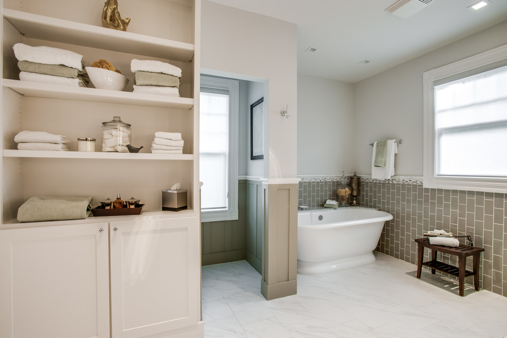 Klassisches Badezimmer mit Schrankfronten im Shaker-Stil, weißen Schränken, freistehender Badewanne, grauen Fliesen und Metrofliesen in Dallas