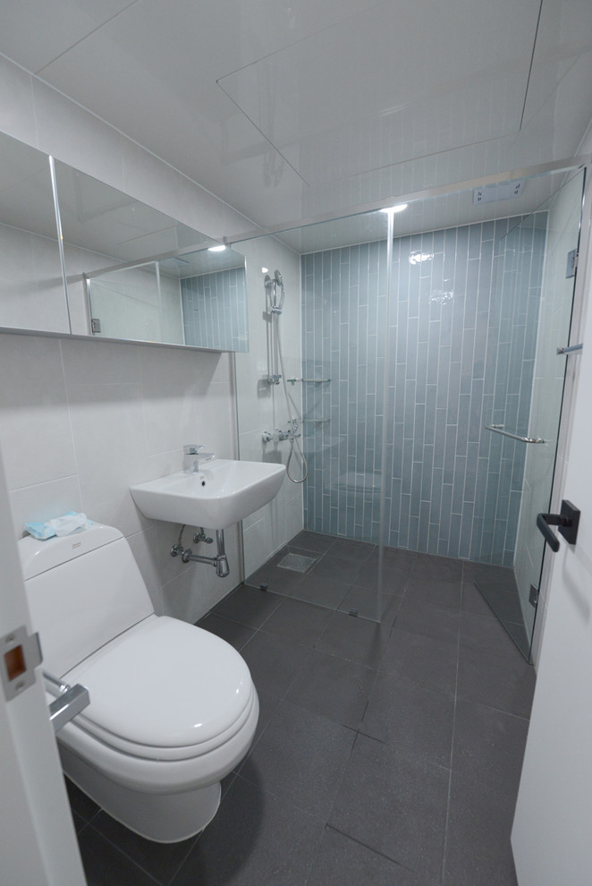Immagine di una stanza da bagno padronale contemporanea di medie dimensioni con nessun'anta, ante in legno chiaro, piastrelle marroni e piastrelle di cemento