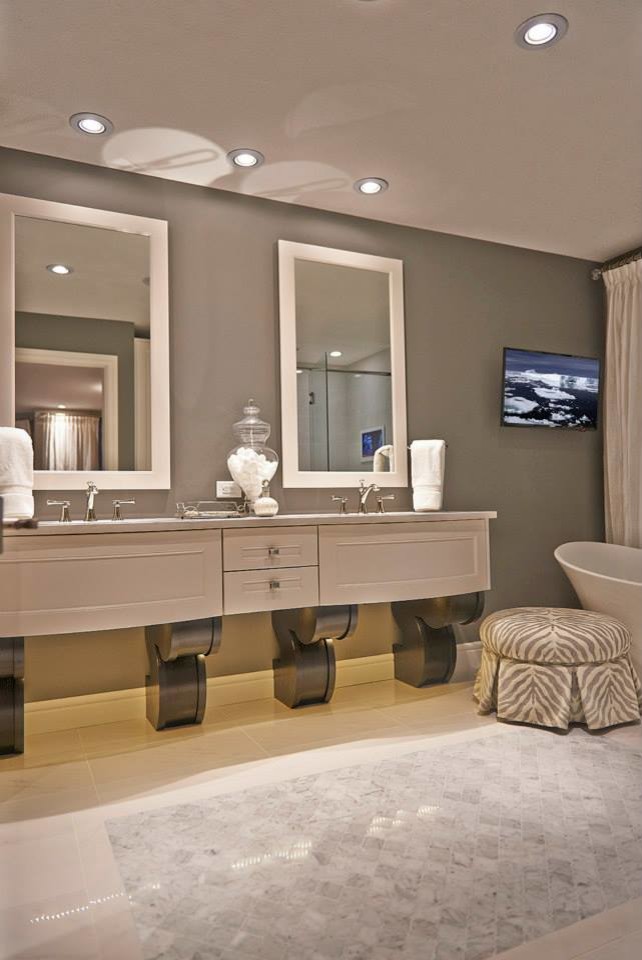 Exemple d'une grande salle de bain principale chic avec un placard à porte shaker, une baignoire indépendante, un carrelage blanc, du carrelage en marbre, un mur gris, un sol en carrelage de terre cuite, un lavabo encastré, un plan de toilette en marbre et des portes de placard blanches.