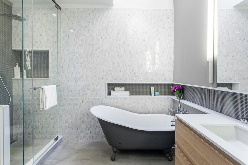 Exempel på ett modernt badrum, med ett badkar med tassar och ett undermonterad handfat