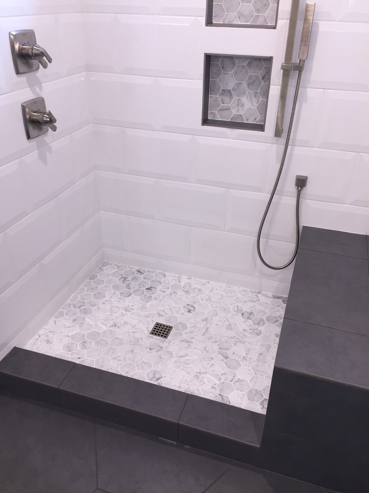 Idéer för att renovera ett mellanstort funkis en-suite badrum, med luckor med upphöjd panel, vita skåp, en dubbeldusch, en toalettstol med hel cisternkåpa, vit kakel, keramikplattor, blå väggar, klinkergolv i porslin, ett undermonterad handfat, bänkskiva i kvarts, grått golv och dusch med gångjärnsdörr