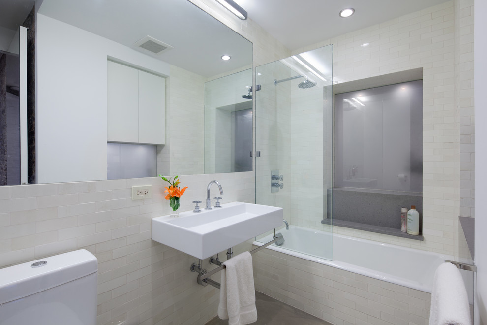Свежая идея для дизайна: ванная комната в современном стиле с плиткой кабанчик и подвесной раковиной - отличное фото интерьера