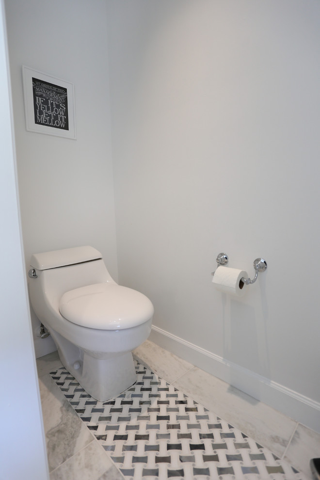 Пример оригинального дизайна: большой туалет в современном стиле с настольной раковиной, фасадами в стиле шейкер, темными деревянными фасадами, столешницей из гранита, унитазом-моноблоком, белой плиткой, стеклянной плиткой, белыми стенами и мраморным полом