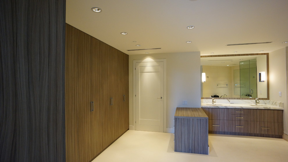 На фото: большая ванная комната в современном стиле с плоскими фасадами, темными деревянными фасадами, белыми стенами, полом из керамогранита и врезной раковиной