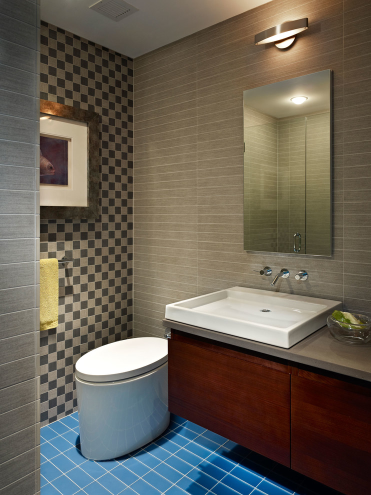 Свежая идея для дизайна: большая ванная комната в современном стиле с настольной раковиной, плоскими фасадами, темными деревянными фасадами, столешницей из известняка, угловым душем, унитазом-моноблоком, серой плиткой, керамогранитной плиткой, коричневыми стенами, полом из керамогранита и синим полом - отличное фото интерьера