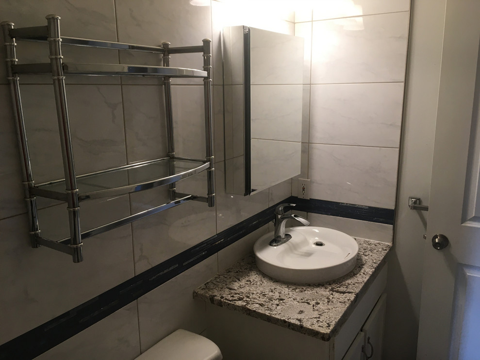 Foto di una piccola stanza da bagno padronale design con vasca da incasso, WC a due pezzi, piastrelle in gres porcellanato, pavimento in gres porcellanato, lavabo a bacinella e top in granito