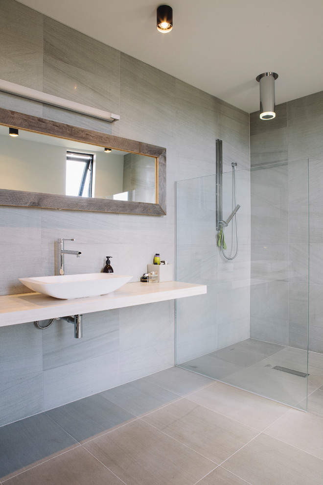 Foto di una stanza da bagno padronale moderna con nessun'anta, doccia aperta, piastrelle grigie e piastrelle in pietra