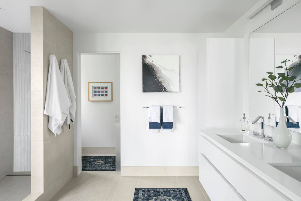 Inspiration pour une salle de bain minimaliste avec un placard à porte plane, des portes de placard blanches, un mur blanc, un lavabo encastré, un sol beige, un plan de toilette blanc, meuble double vasque, meuble-lavabo suspendu et des toilettes cachées.
