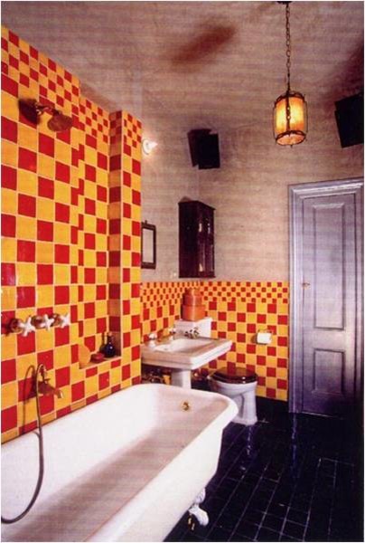 Стильный дизайн: главная ванная комната среднего размера в стиле фьюжн с ванной на ножках, раздельным унитазом, керамической плиткой, серыми стенами и полом из керамической плитки - последний тренд