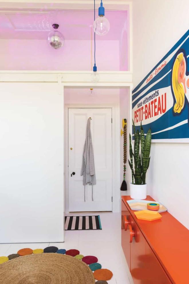Источник вдохновения для домашнего уюта: ванная комната в современном стиле с фасадами с выступающей филенкой, белыми фасадами, угловым душем, унитазом-моноблоком, белой плиткой, керамической плиткой, белыми стенами, деревянным полом, врезной раковиной, столешницей из ламината, белым полом, открытым душем, белой столешницей, тумбой под две раковины, встроенной тумбой и сводчатым потолком