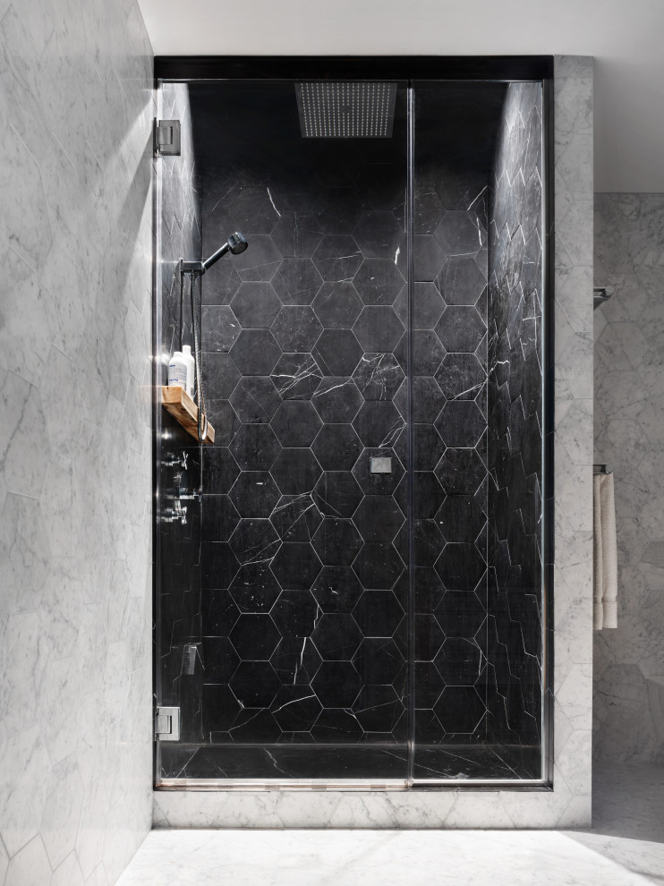 Idéer för ett mellanstort modernt grå en-suite badrum, med släta luckor, skåp i ljust trä, en dusch i en alkov, en vägghängd toalettstol, grå kakel, marmorkakel, grå väggar, marmorgolv, ett integrerad handfat, bänkskiva i betong, grått golv och dusch med gångjärnsdörr
