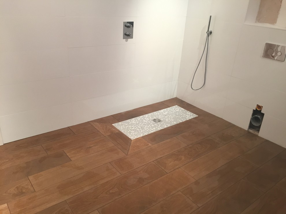 Inspiration for a contemporary master porcelain tile bathroom remodel in Edinburgh with a one-piece toilet, white walls and a wall-mount sink