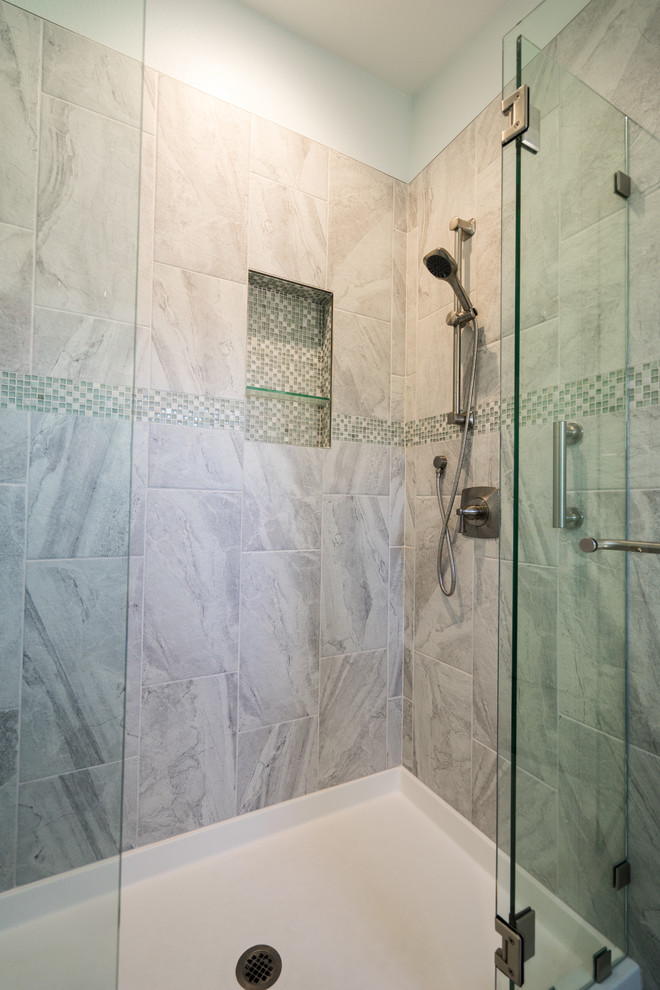 Inredning av ett klassiskt stort en-suite badrum, med luckor med infälld panel, vita skåp, en dusch i en alkov, en toalettstol med separat cisternkåpa, gul kakel, keramikplattor, blå väggar, travertin golv, ett nedsänkt handfat och bänkskiva i kvartsit