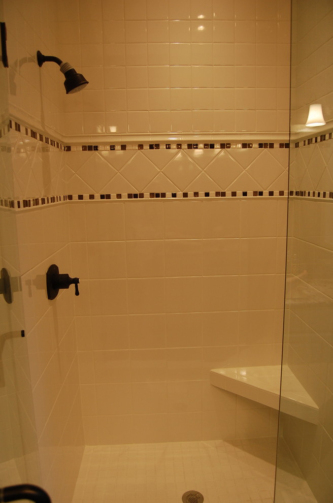 Пример оригинального дизайна: ванная комната в классическом стиле с белыми фасадами, столешницей из искусственного кварца, белой плиткой, керамической плиткой, серыми стенами и полом из керамической плитки