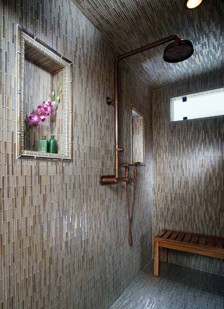Пример оригинального дизайна: большая главная ванная комната в современном стиле с белой плиткой, стеклянной плиткой, бежевыми стенами и полом из мозаичной плитки