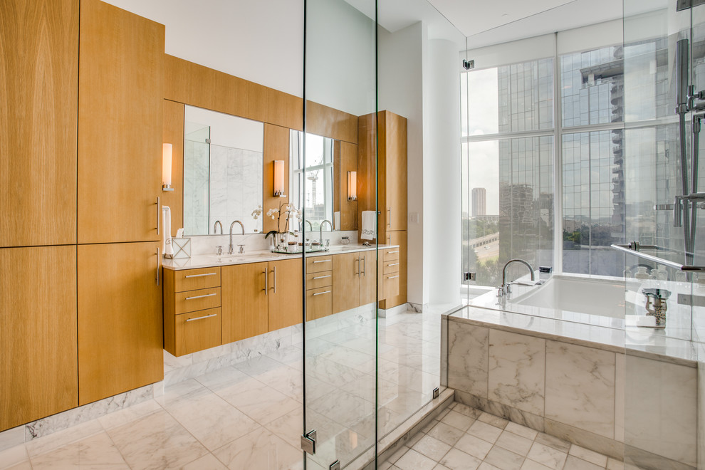 Exempel på ett stort modernt en-suite badrum, med släta luckor, skåp i ljust trä, ett undermonterat badkar, grå kakel, marmorkakel, vita väggar, marmorgolv, ett undermonterad handfat, grått golv och dusch med gångjärnsdörr