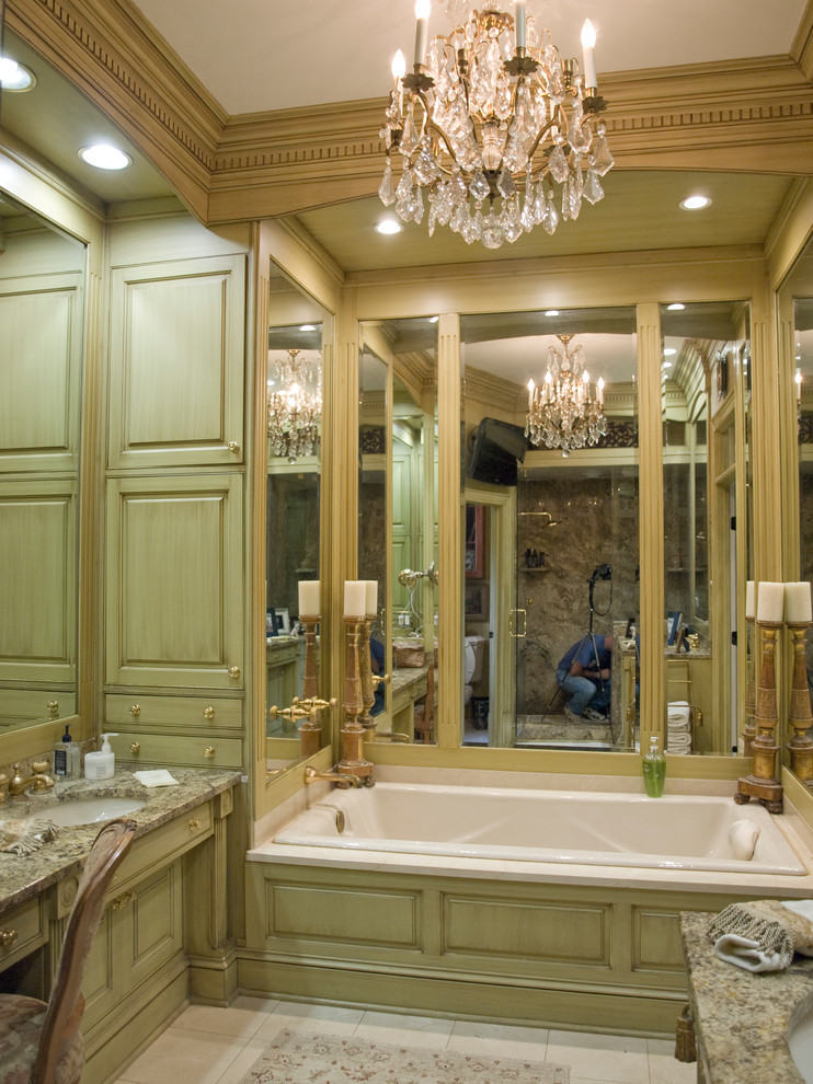 Exemple d'une salle de bain chic avec un lavabo encastré, des portes de placards vertess, un plan de toilette en granite et une baignoire posée.