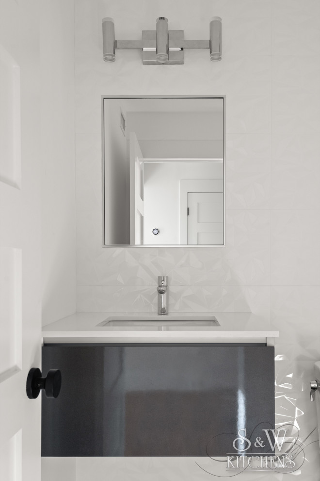 Idée de décoration pour une petite salle d'eau design avec un placard à porte plane, des portes de placard grises, WC à poser, un carrelage blanc, des carreaux de porcelaine, un mur blanc, un sol en bois brun, un lavabo encastré, un plan de toilette en quartz modifié, un sol marron, un plan de toilette blanc, meuble simple vasque et meuble-lavabo suspendu.