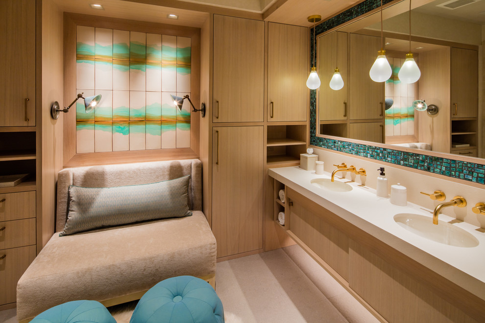 デンバーにあるトランジショナルスタイルのおしゃれなマスターバスルーム (フラットパネル扉のキャビネット、淡色木目調キャビネット、ベージュの壁、アンダーカウンター洗面器) の写真