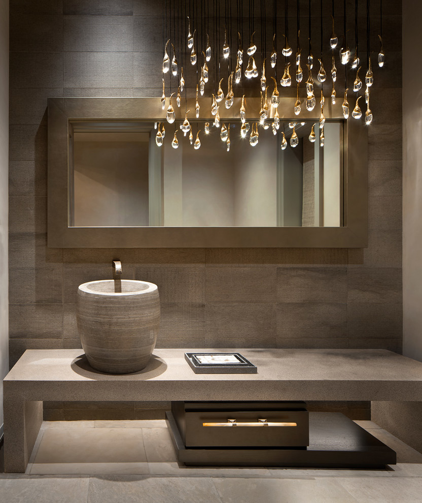 Idee per una stanza da bagno design con ante lisce, ante in legno bruno, pareti beige e lavabo a bacinella
